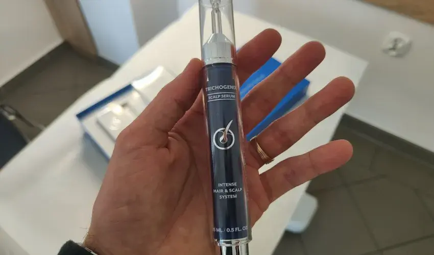 Serum do skóry głowy Trichogenix Mediceuticals 15 ml trzymane w dłoni