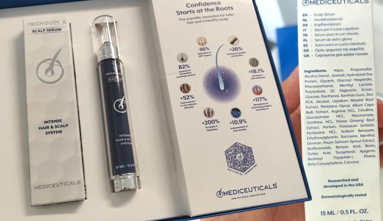 Zestaw premierowy Trichogenix Mediceuticals: kartonik, serum 15 ml i karta z wynikami działania w niebieskim pudełku